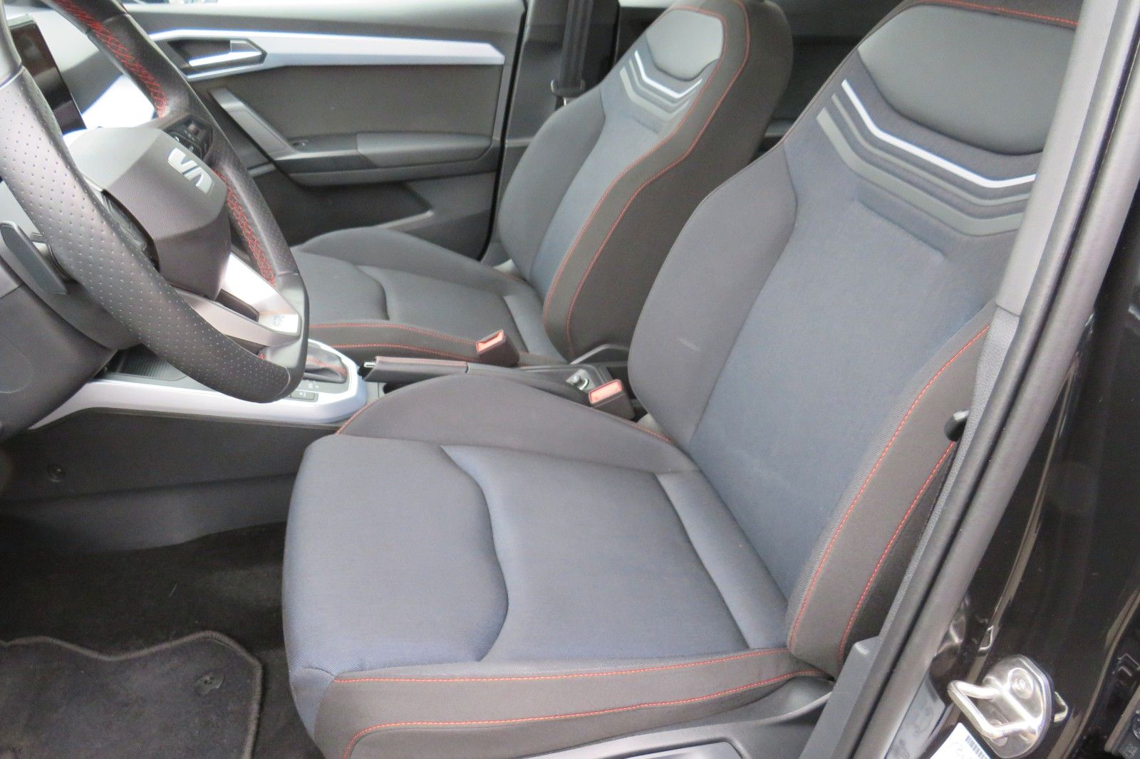 Fahrzeugabbildung SEAT Arona FR DSG NAVI SITZH. KAMERA ACC ASSISTENT-PA