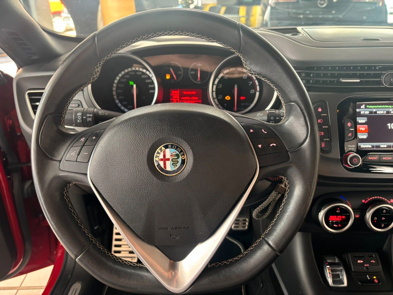 Fahrzeugabbildung Alfa Romeo Giulietta Turismo 1.4 QV-LINE NAVI/LEDER/PDC/TEM