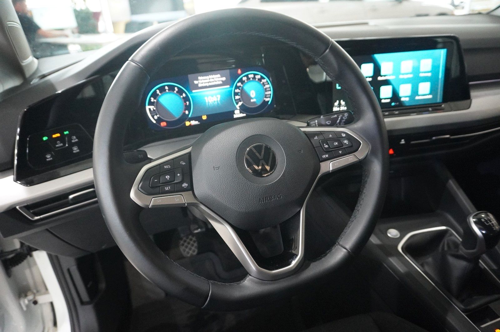 Fahrzeugabbildung Volkswagen Golf VIII Variant 1.5 TSI LIFE NAVI/LED/SHZ/VIRT