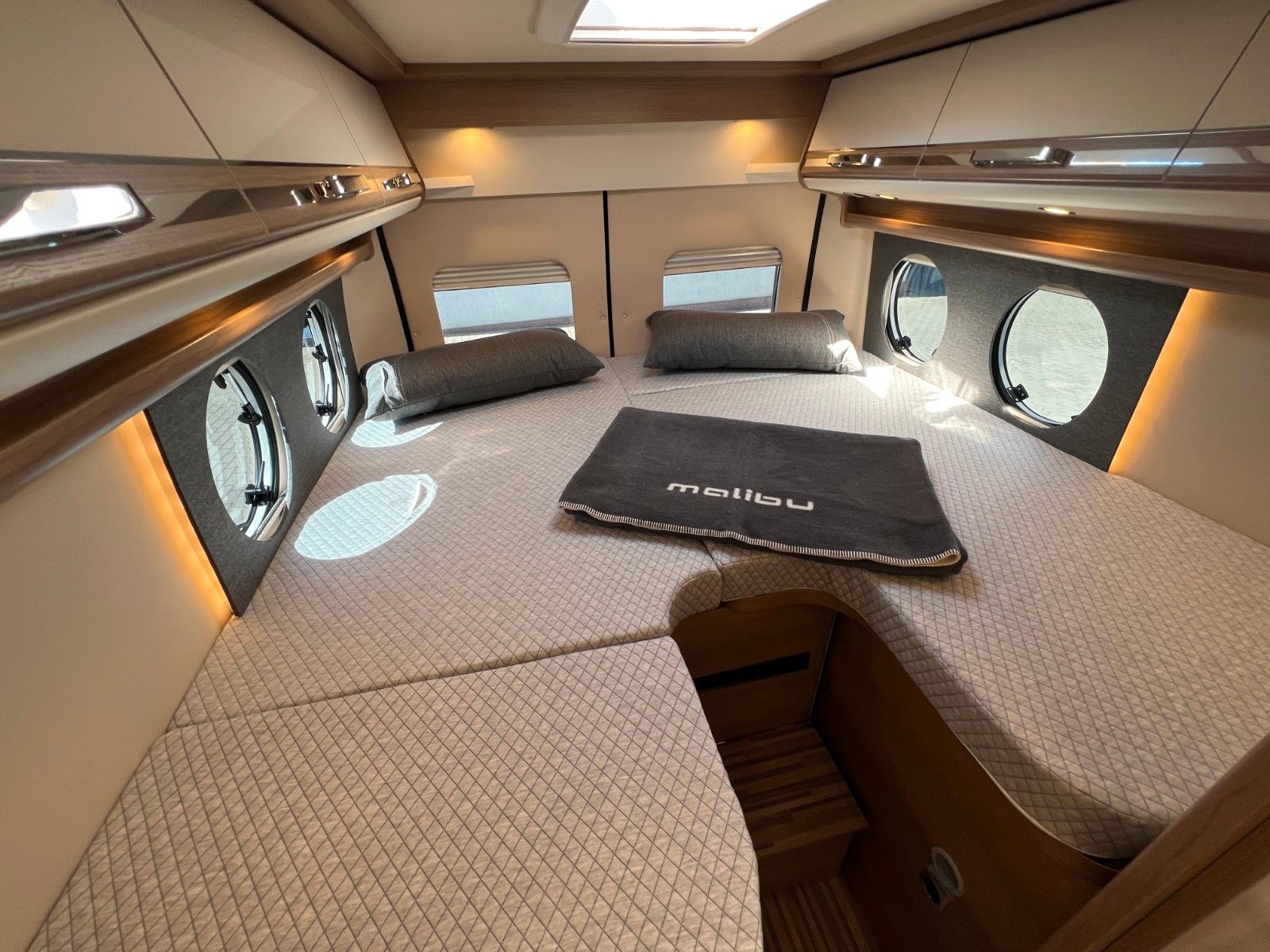 Fahrzeugabbildung Malibu Van first class - two rooms GT skyview 640 LE RB