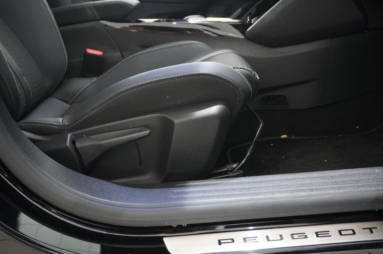 Fahrzeugabbildung Peugeot 2008 1.2 HYBRID GT E-DSC NAVI/LED/KAMERA/SPORT