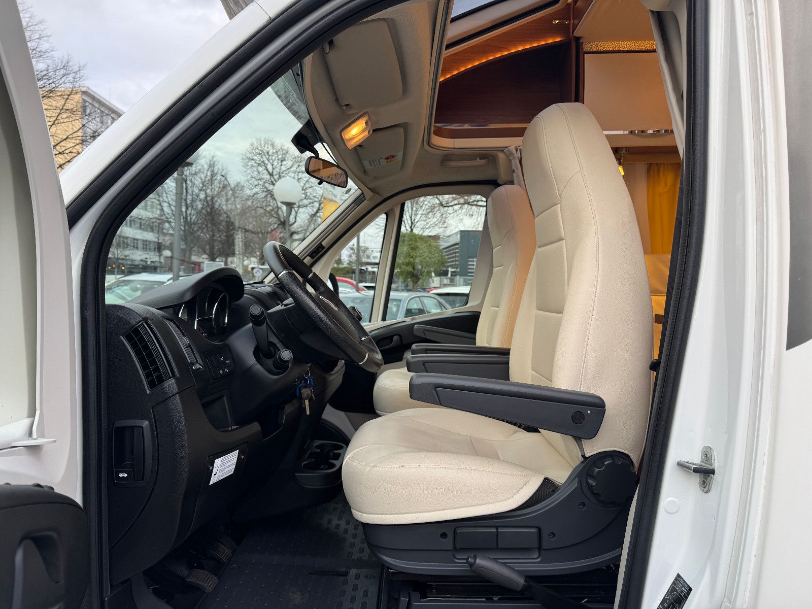 Fahrzeugabbildung Eura Mobil PROFILA RS 670 SB SAT HUBBETT LOUNGE PAKET LEDER