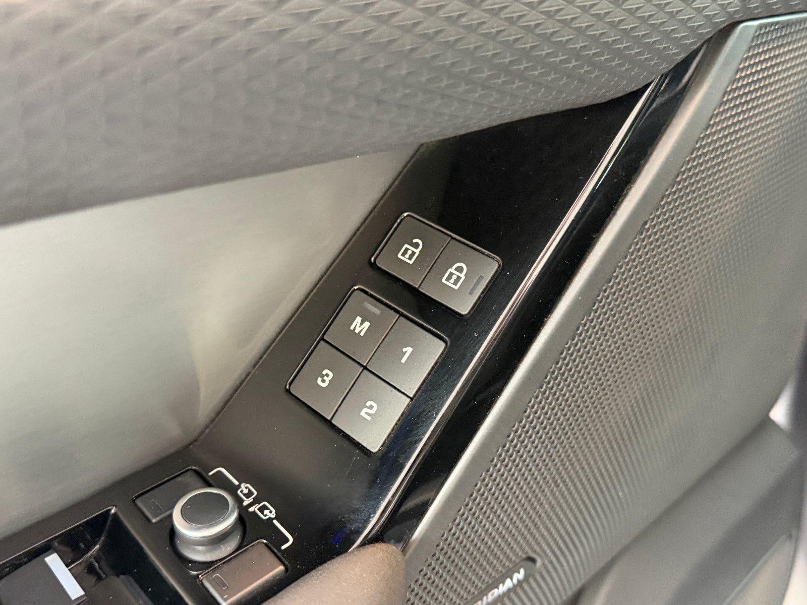 Fahrzeugabbildung Land Rover Range Rover Velar Hybrid S P400e /PANO/MERIDIAN/