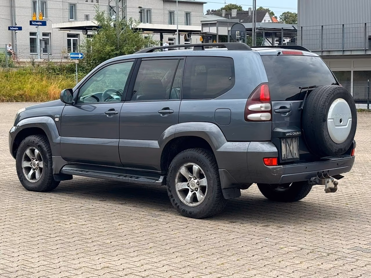 Toyota Land Cruiser 3.0 D-4D Executive | 173 ch | BVA | 8 places | Cuir | GPS | Toit ouvrant | Suspension pneumatique | Attelage