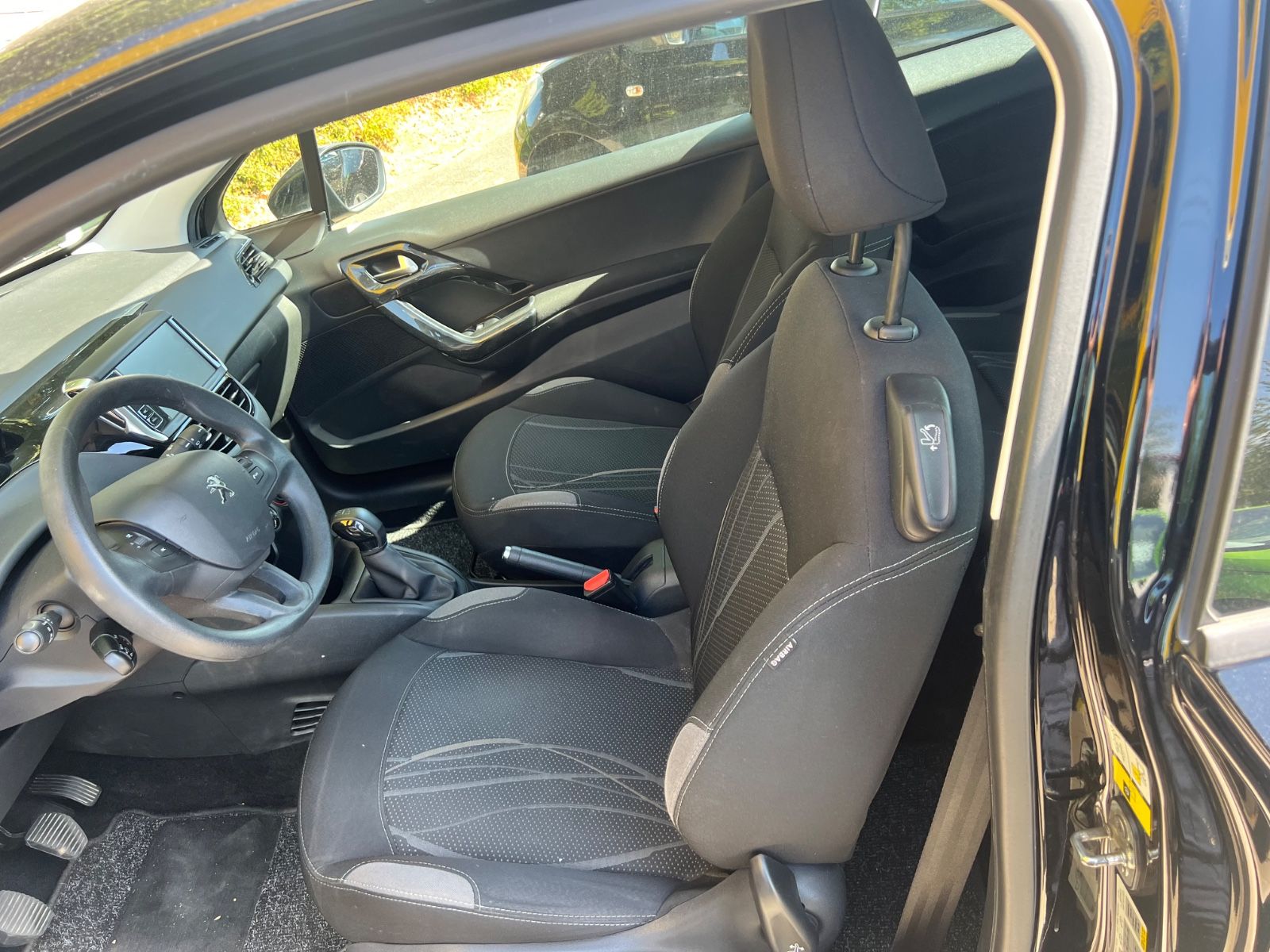 Fahrzeugabbildung Peugeot 208 Active * 1.HAND * TÜV & SERVICE NEU *