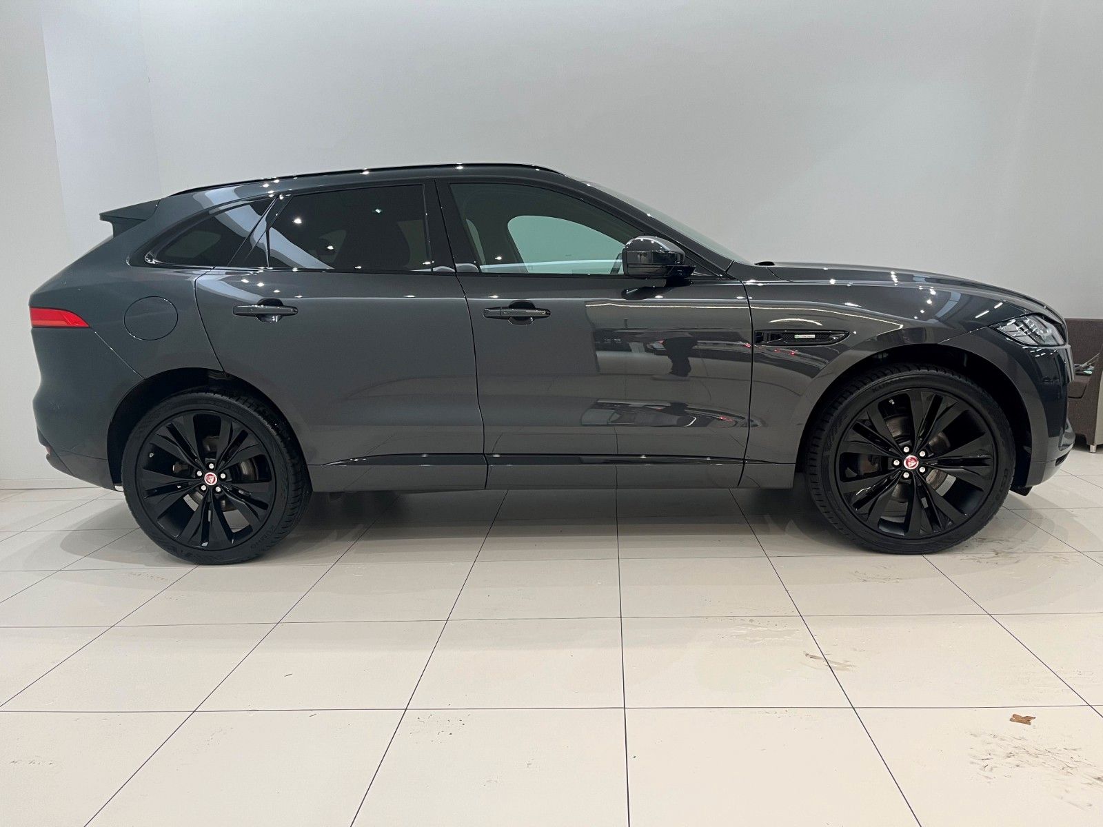 Fahrzeugabbildung Jaguar F-Pace 30d R-Sport AWD Panorama & 22" Rad