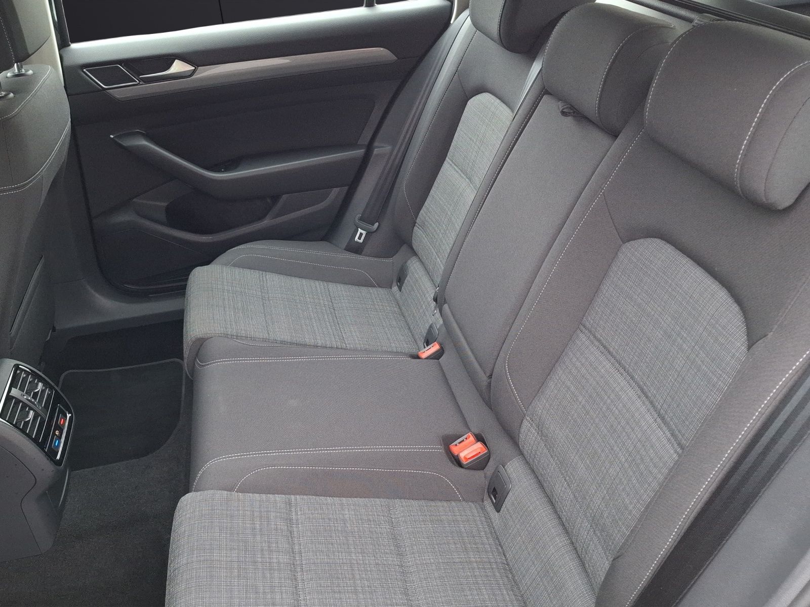 Fahrzeugabbildung Volkswagen Passat Variant TDI Business DSG Matrix Navi AID