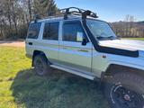 Toyota Land Cruiser GRJ 76 LX - Toyota Land Cruiser mit Benzin-Antrieb: Geländewagen