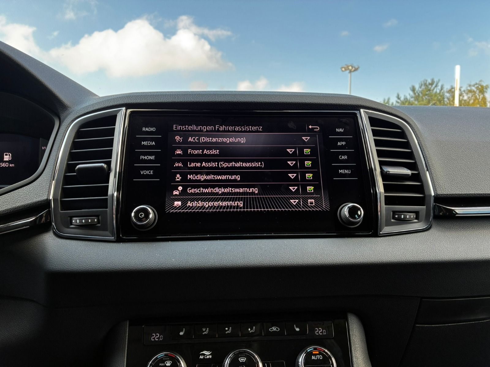 Fahrzeugabbildung SKODA Karoq 1.5 TSI DSG*AHK*RFK*ACC*eHeck