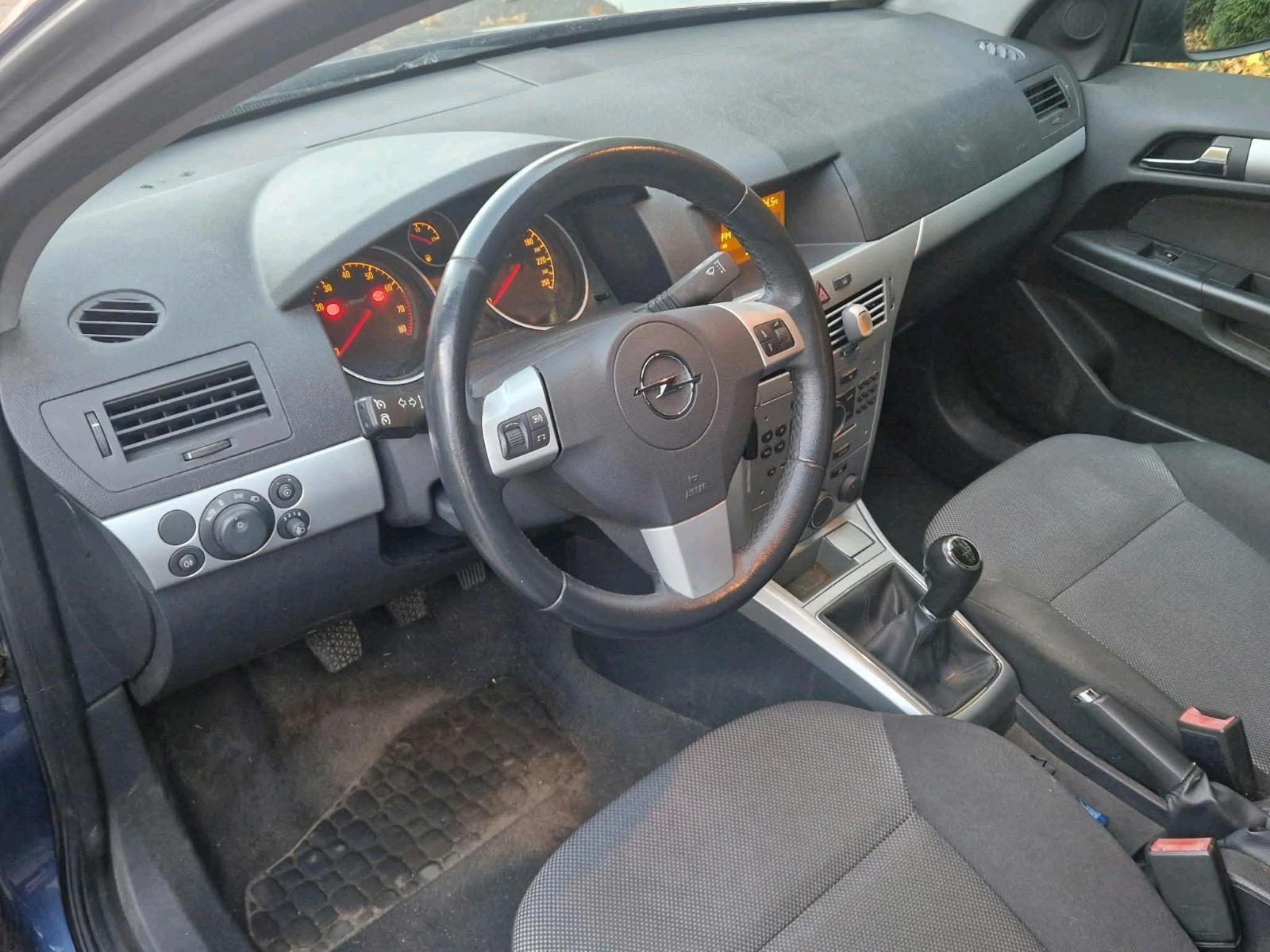 Opel Astra 2009 — photo 9