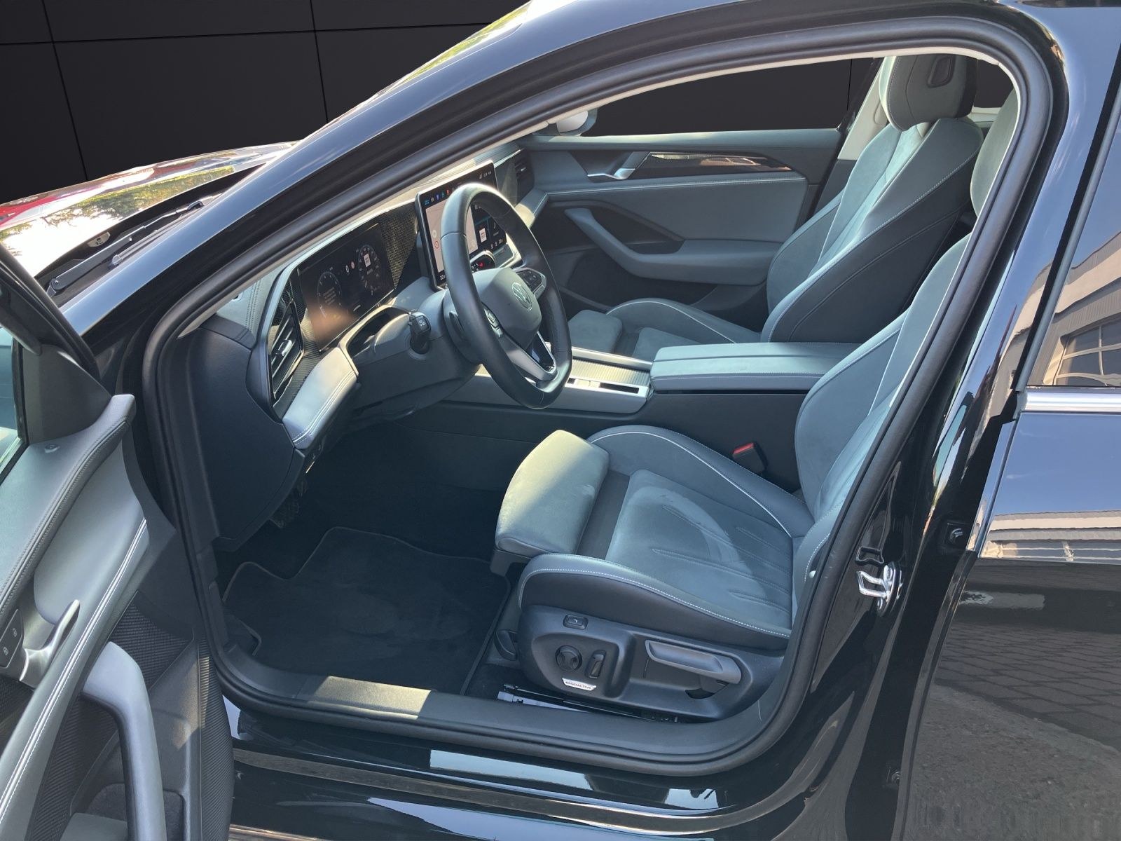 Fahrzeugabbildung Volkswagen Passat Variant eTSI Business DSG LED Navi ACC DC