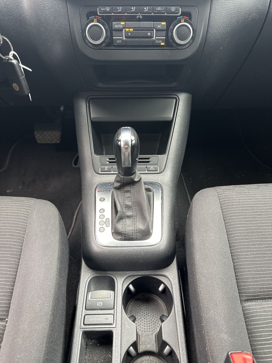 Fahrzeugabbildung Volkswagen Tiguan 2.0 TDI DSG Track&Field 4M NAV+XEN+AHK+KA