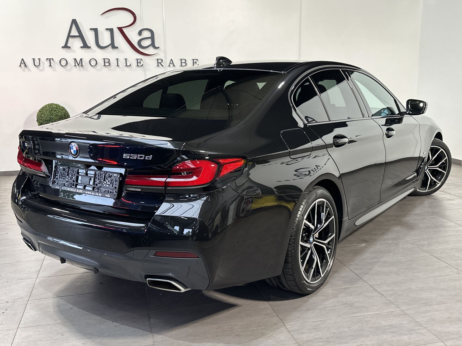 Fahrzeugabbildung BMW 530d xDrive M-Sport NAV+LED+AHK+HEAD-UP+GLASDACH
