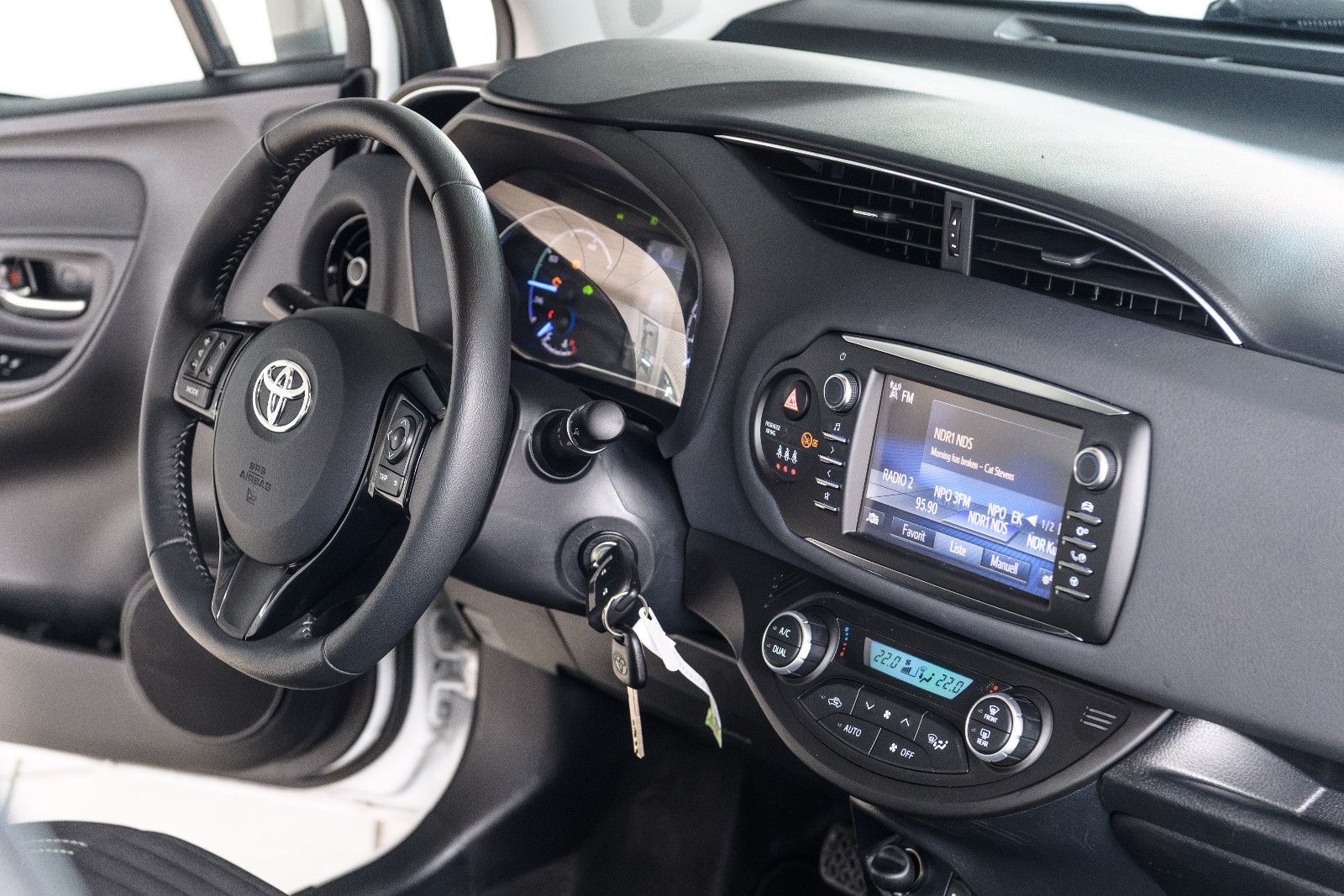 Fahrzeugabbildung Toyota Yaris Hybrid Team D+NAVI+SHZ+RFK+GJR+ALU+BICOLOR