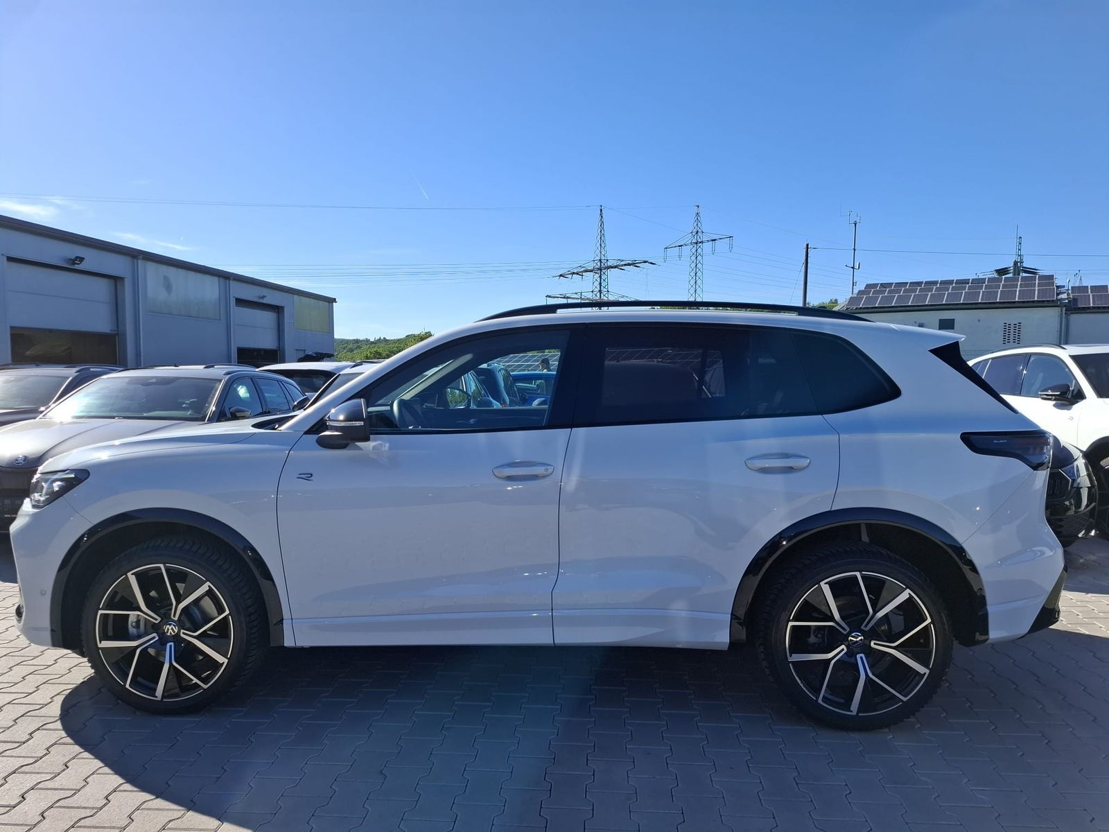 Fahrzeugabbildung Volkswagen Tiguan 2.0 TDI 4M R-Line BLACK*PAN*HK*AHK*MATRIX