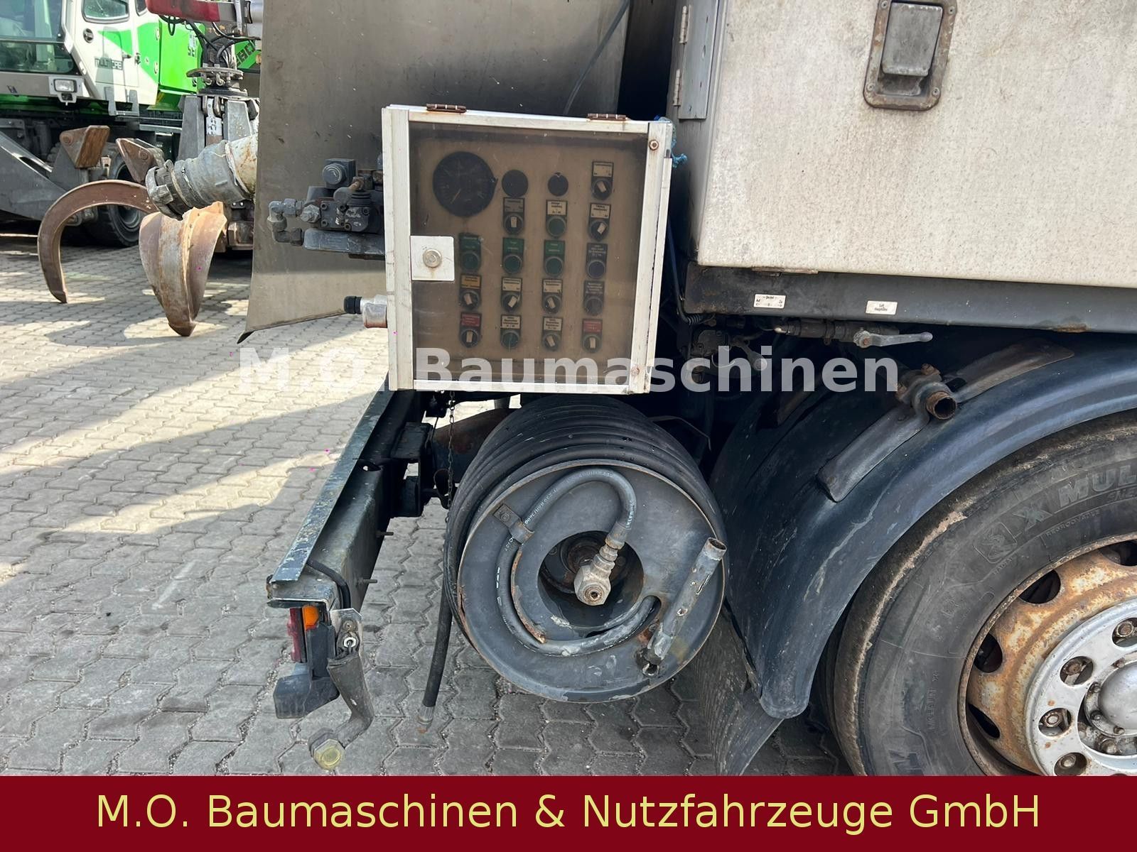 Fahrzeugabbildung Mercedes-Benz Actros 2541 / Saug- & Spühlwagen / 14.000 L /ADR