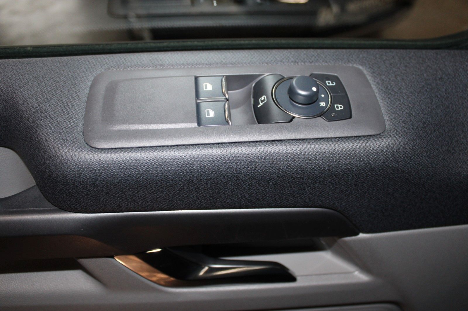 Fahrzeugabbildung Ford NUGGET L1 Titanium MARKISE + Aufstelldach SOFORT