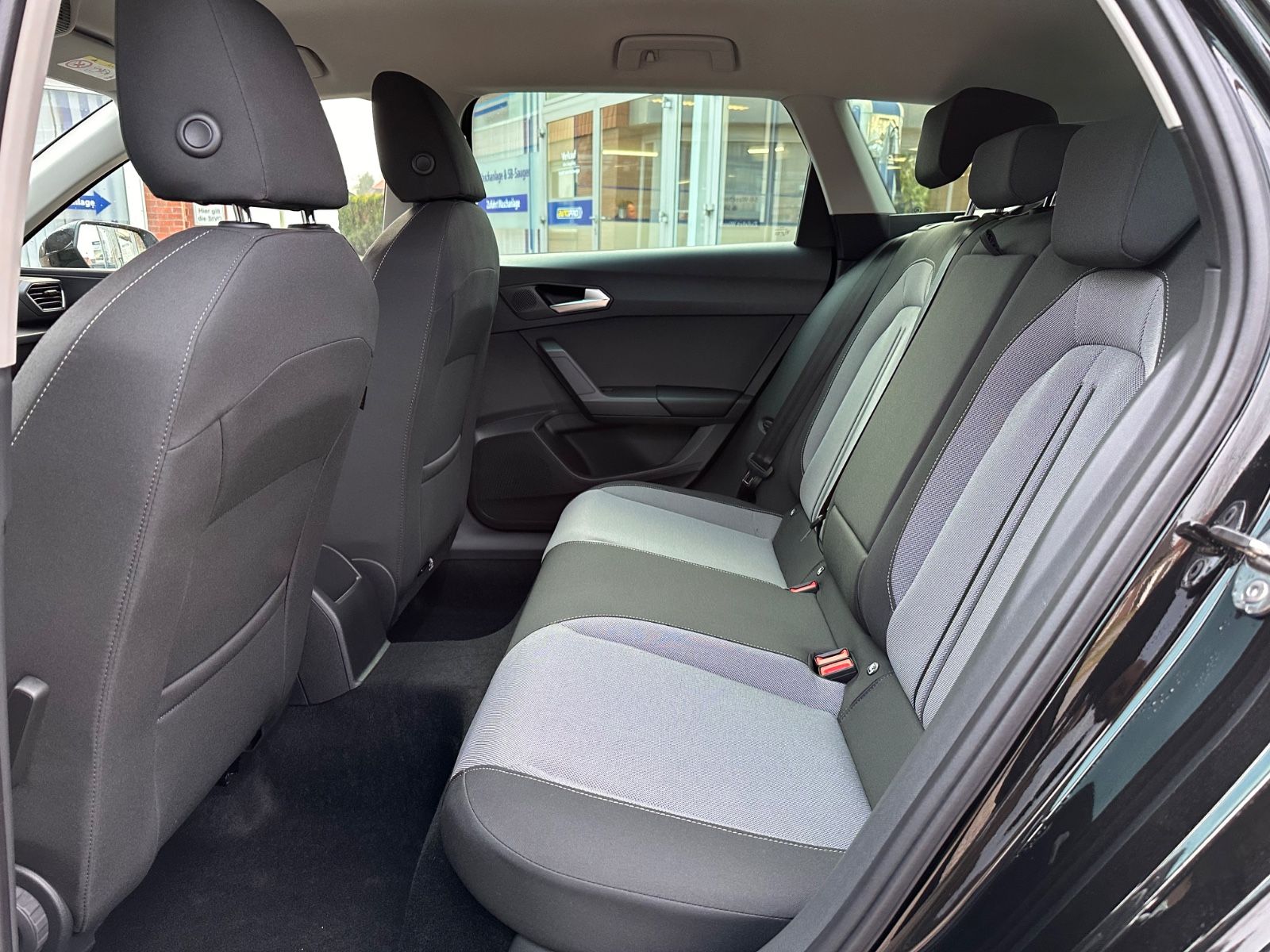 Fahrzeugabbildung SEAT Leon ST 1.5 eTSI Style DSG AHK/ACC/LED/SHZG/PDC