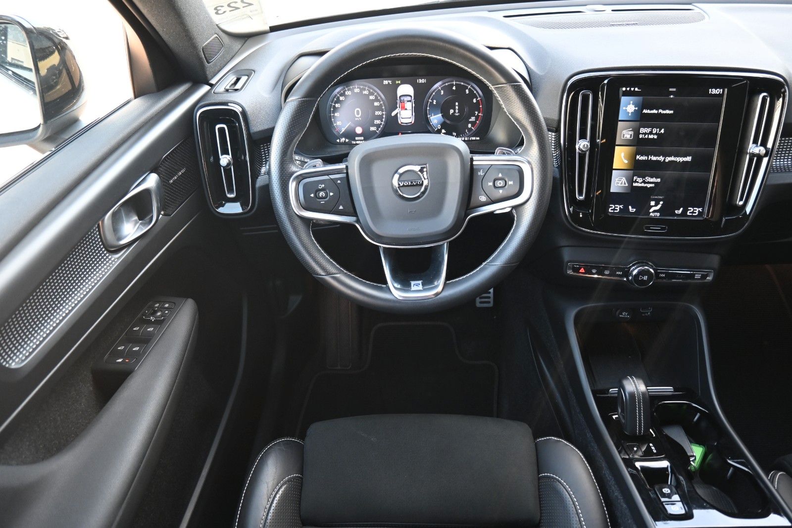 Fahrzeugabbildung Volvo XC40 T4 FWD Autom. R-Design*FSHZG*H&K*RFK*ACC*