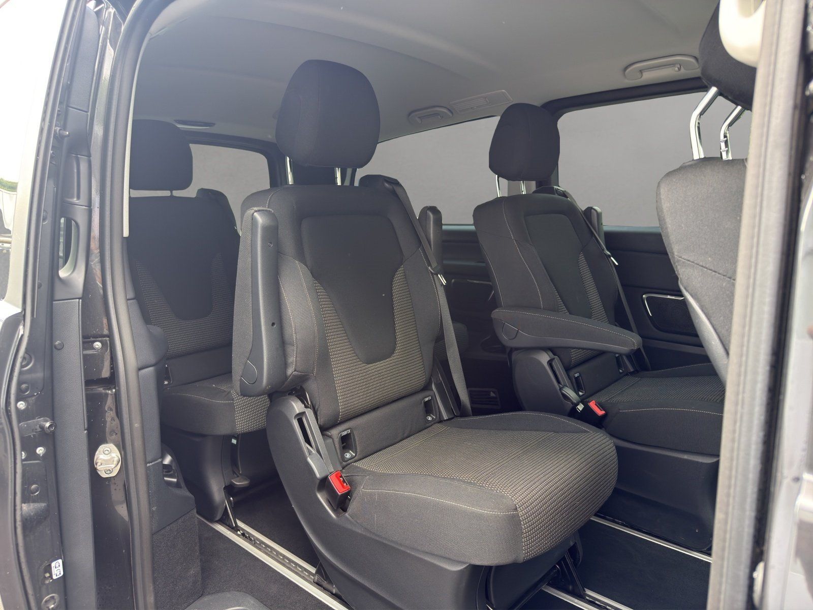 Fahrzeugabbildung Mercedes-Benz V 300 d L EDITION DISTRO AHK MBUX ILS el.Heckkla