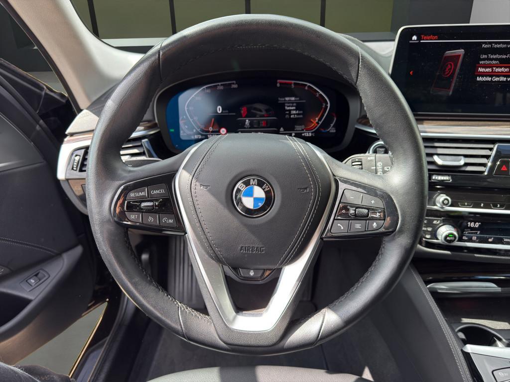BMW 530d xDrive T. LUXURY LINE LED NAVI HUD PANO AHK