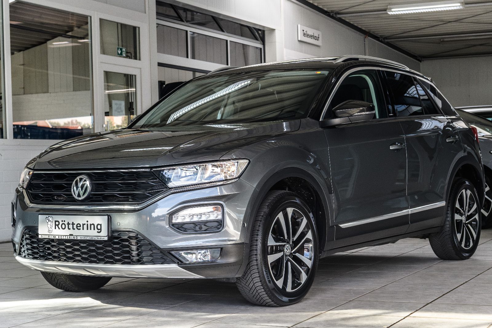 Fahrzeugabbildung Volkswagen T-Roc IQ.DRIVE+AHK+GJR+NAVI+PANORAMA+EL.HECKKLAP