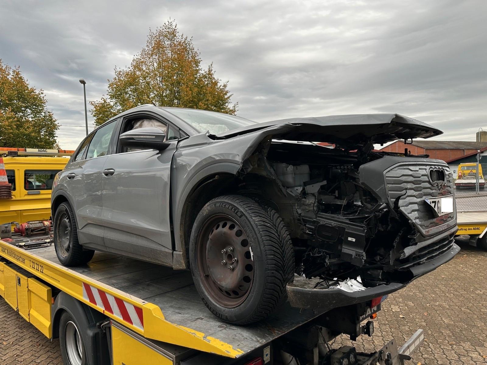 Audi Q4 e-tron 35 e-tron basis UNFALL !