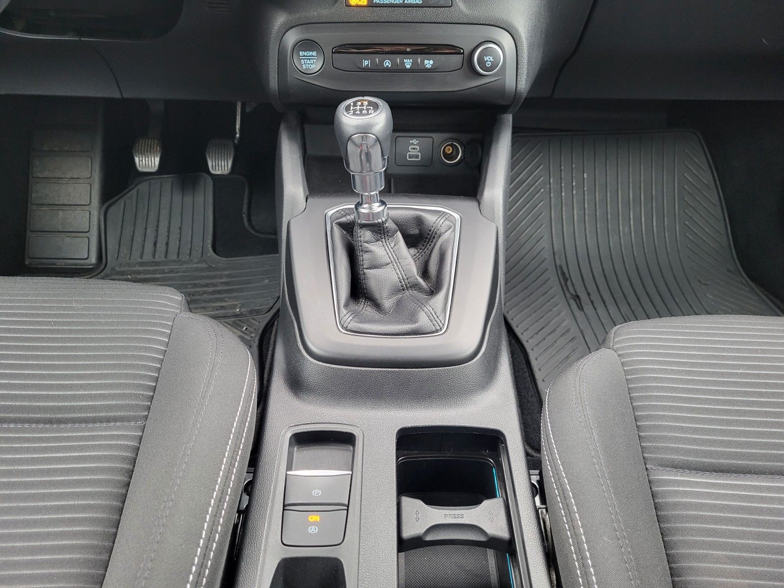 Fahrzeugabbildung Ford Focus Lim. Titanium AHK, Winter-Paket
