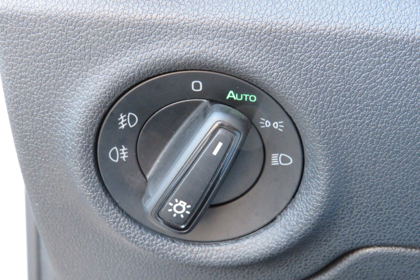 Fahrzeugabbildung SKODA Fabia SPORT DSG 17`SCHWARZ KESSY BI-LED PDC 1.H