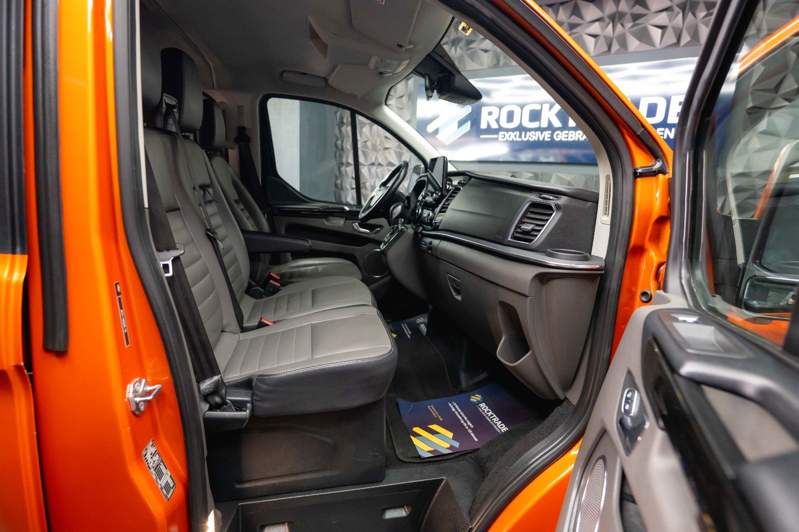 Fahrzeugabbildung Ford Tourneo Custom Kombi 320 L2 Trend Lang 9 Sitze