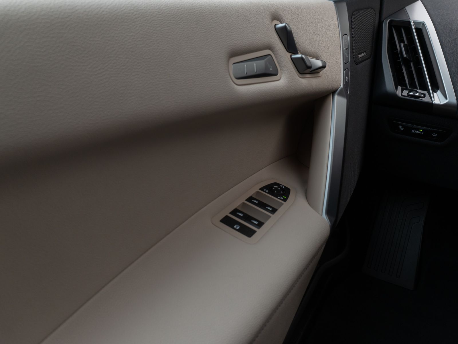 Fahrzeugabbildung BMW iX xD40 Laser 360°DAB H/K SoftCl ACC AHK Sport