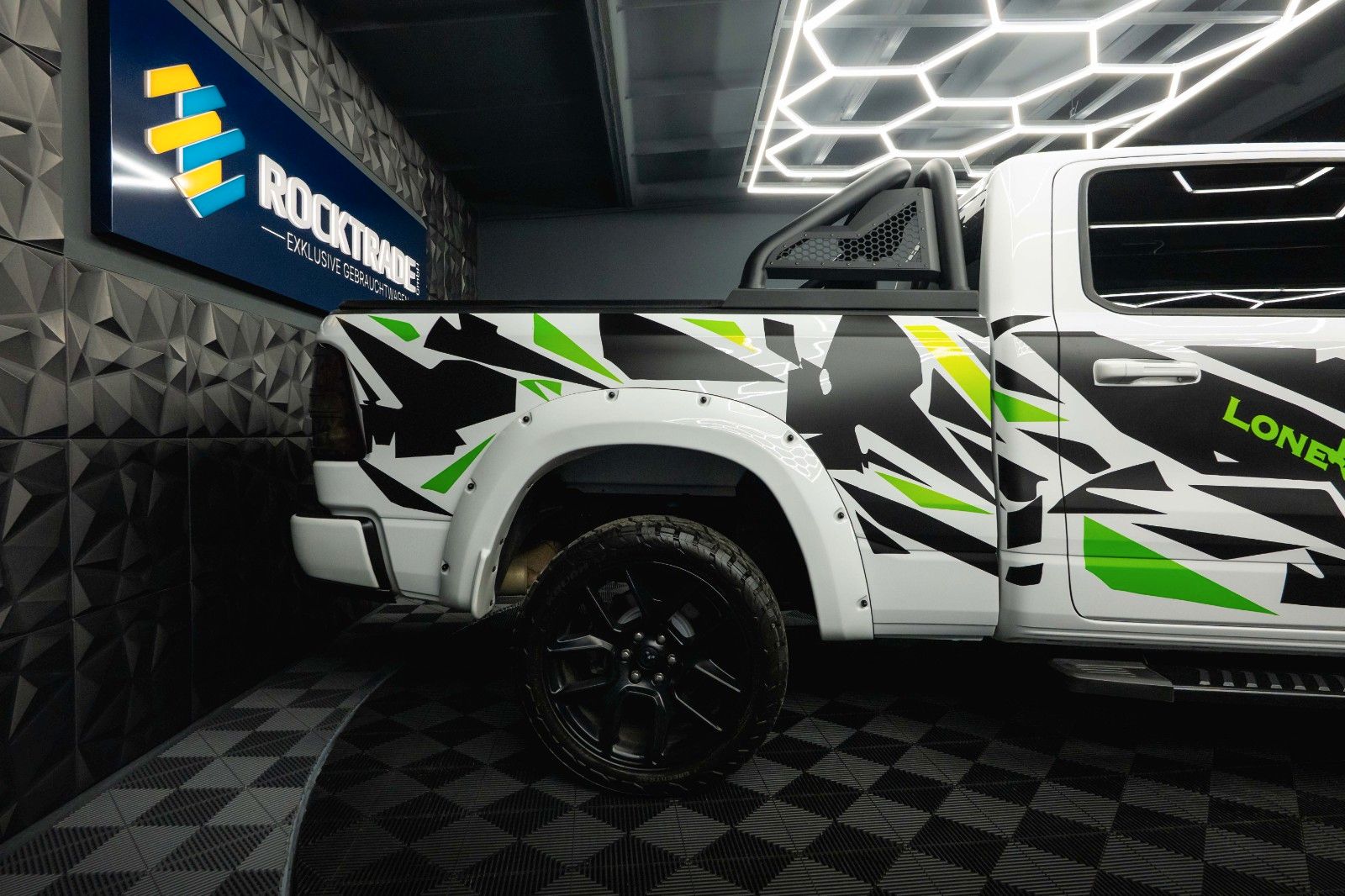 Fahrzeugabbildung Dodge RAM 5.7 V8 HEMI 4x4 OFFROAD Night-Paket LONGBED