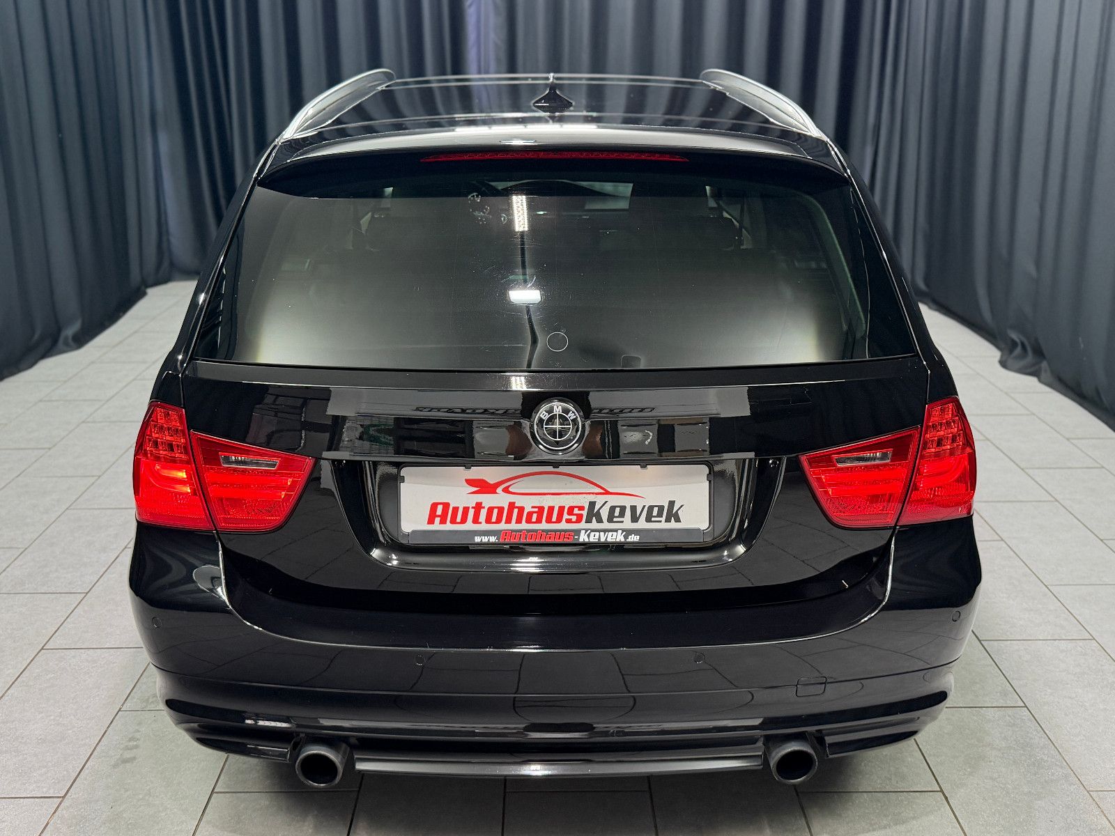 Fahrzeugabbildung BMW 335 i xDrive Touring|LEDER|NAVI|PANO