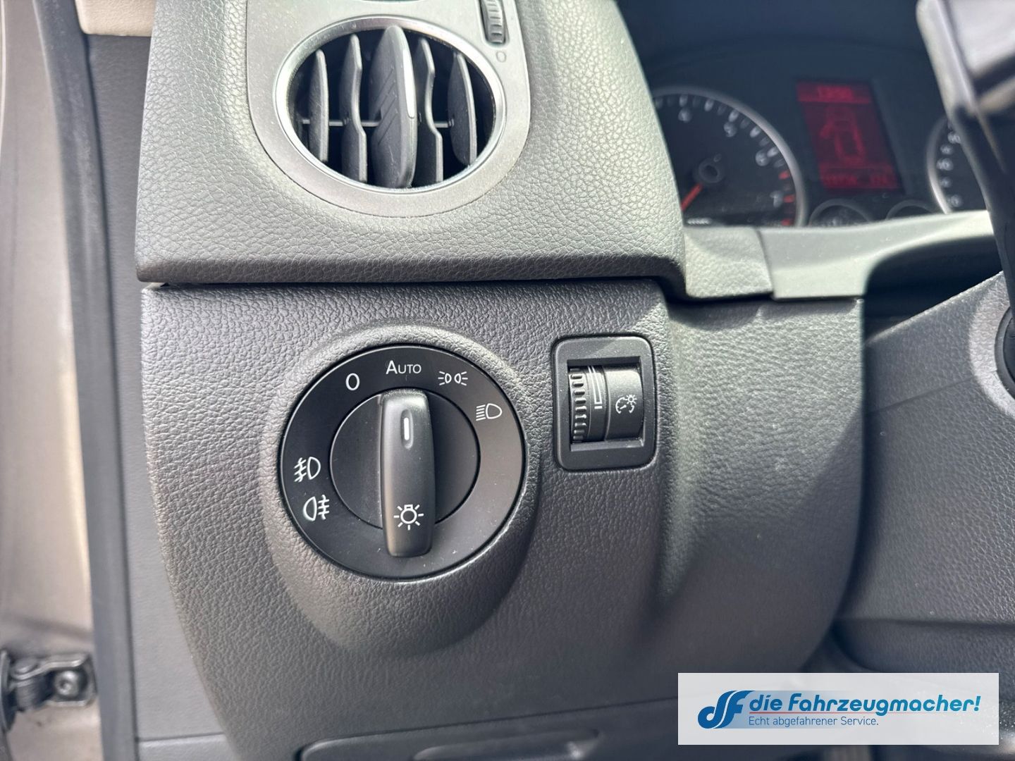 Fahrzeugabbildung Volkswagen Tiguan Sport & Style 4Motion El. Panodach *EXPO