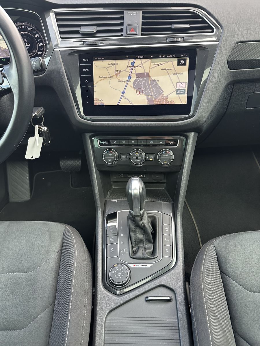 Fahrzeugabbildung Volkswagen Tiguan 2.0 TSI 4M R-Line NAV+LED+AHK+KAM+PANO+AC