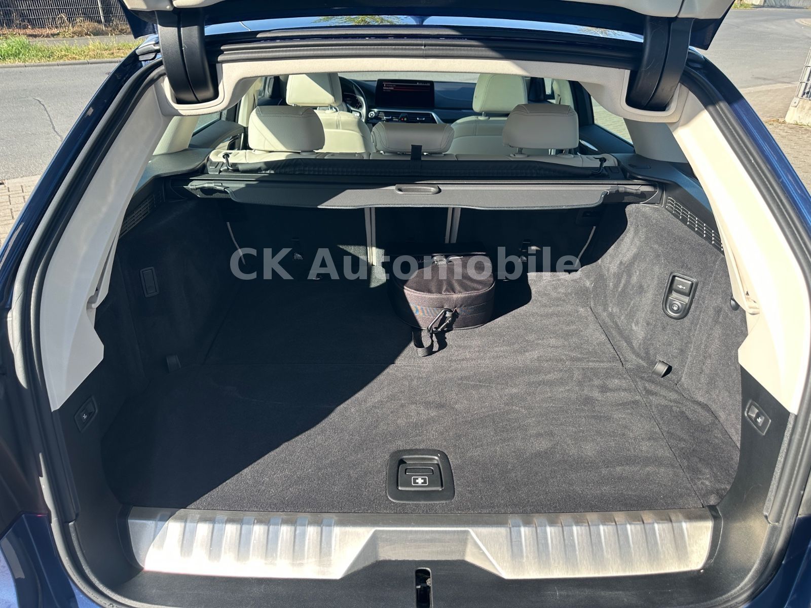 Fahrzeugabbildung BMW 530e xDrive Touring Luxury Line/Pano/LED/Kam/AHK