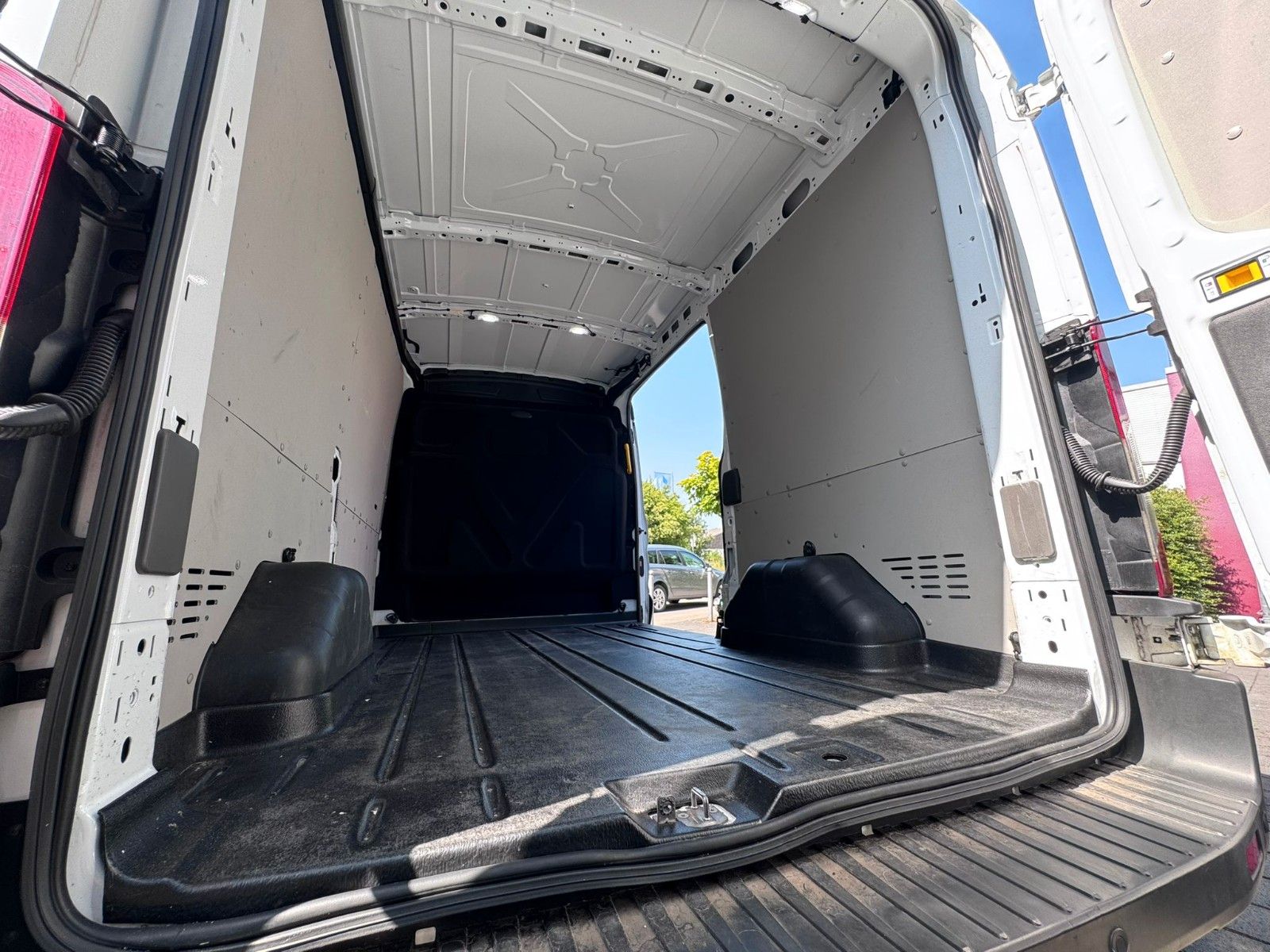 Fahrzeugabbildung Ford Transit 350  L2H2 *TREND*TEMPO*DAB*KAMERA*PDC