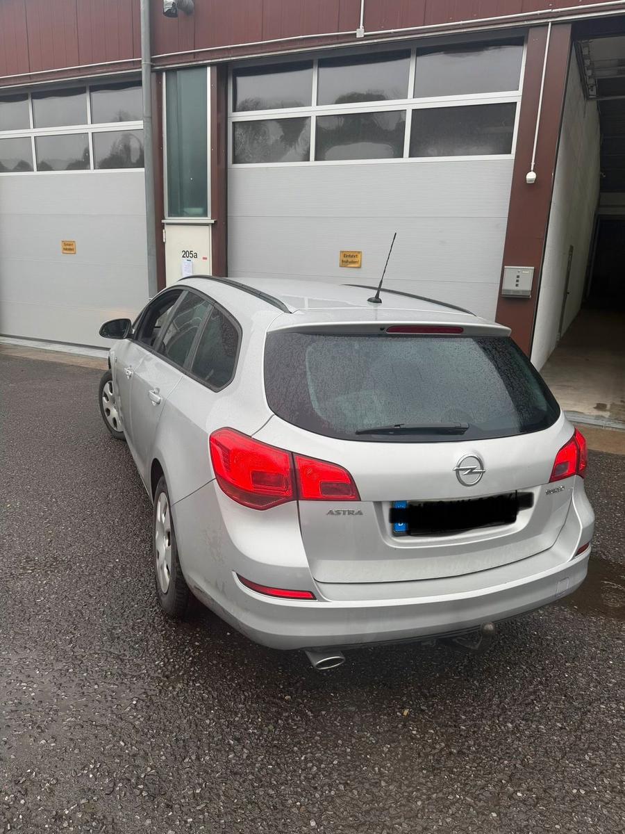 Opel Astra 2011 — photo 5