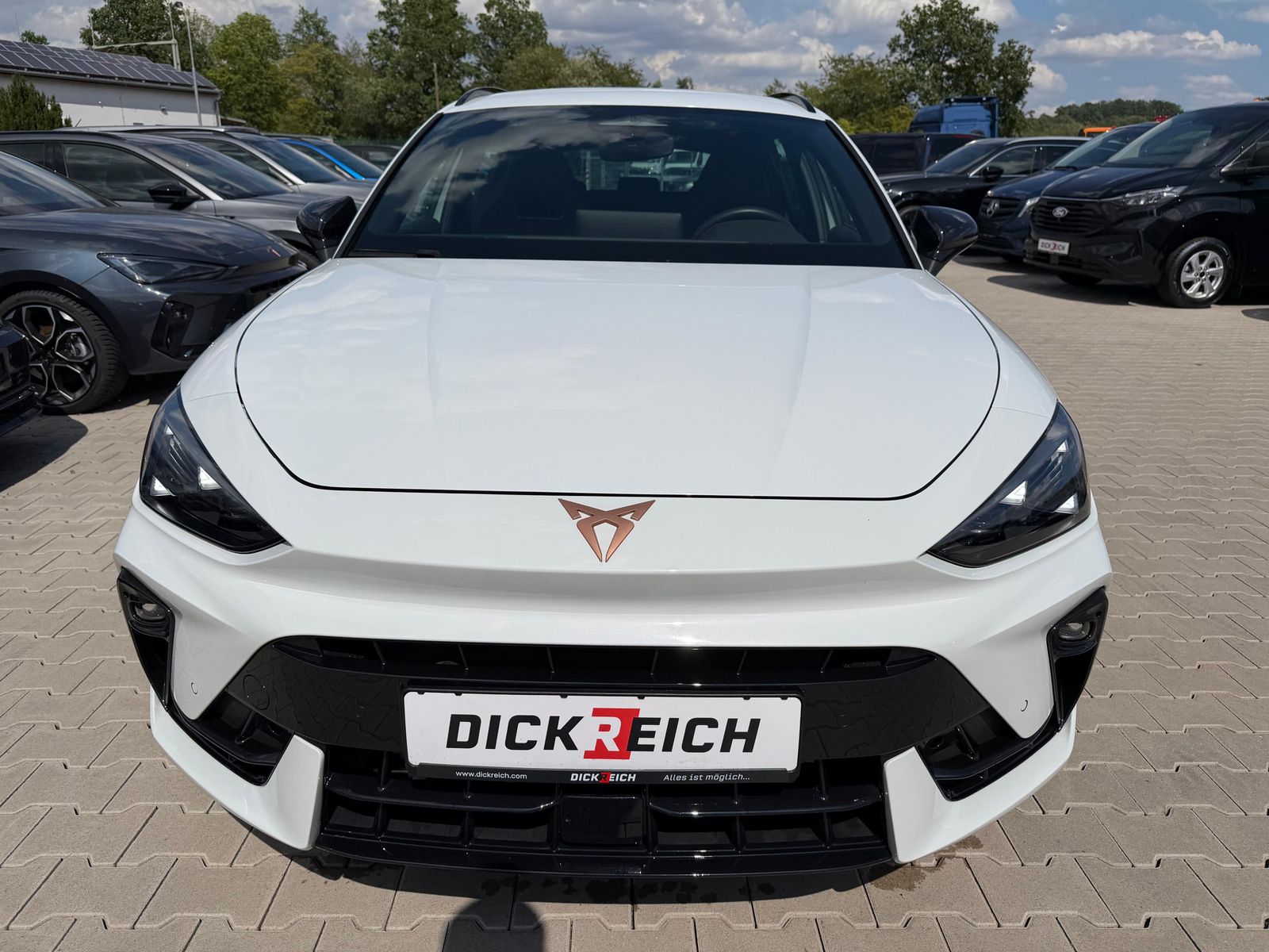 Fahrzeugabbildung CUPRA Leon 1.5 eTSI DSG AHK*DYNAMICA*EDGE*LED*5JGARAN.