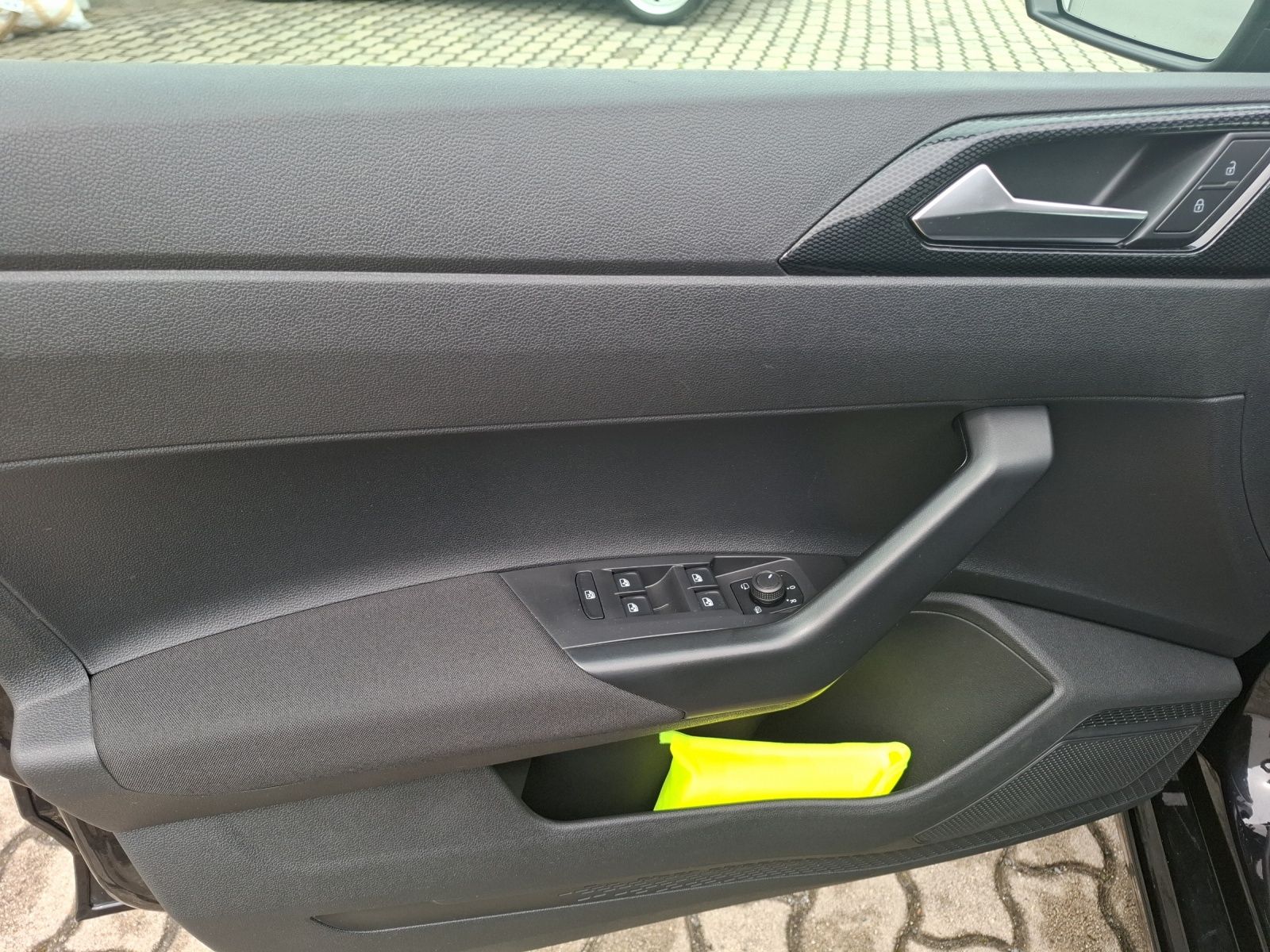 Fahrzeugabbildung Volkswagen Polo 1.0 Life LED Navi AID RKF GRA SH