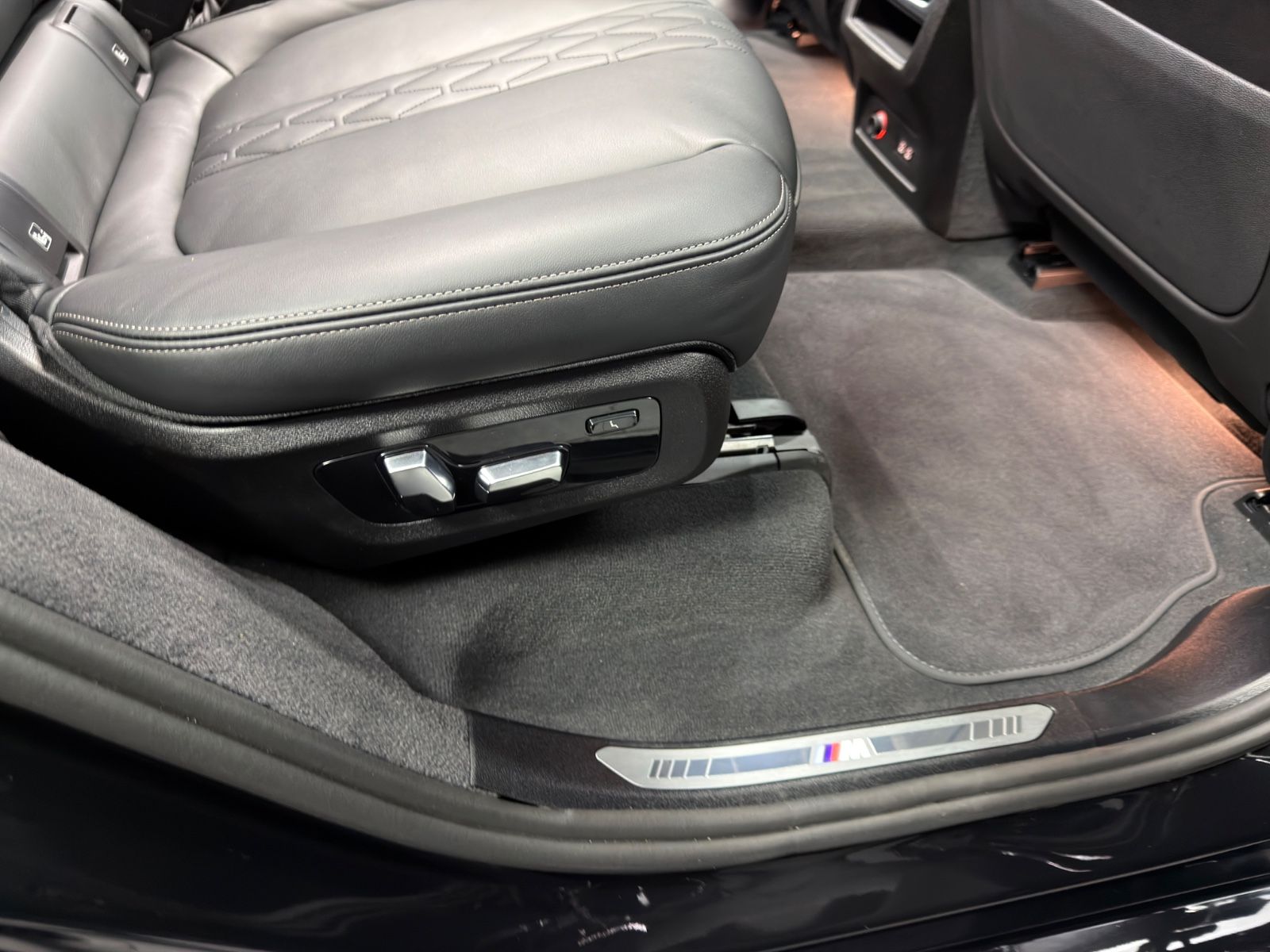 Fahrzeugabbildung BMW X7 xDrive 40d M SPORT PRO|LUFT|PANO|7-SITZER|AHK