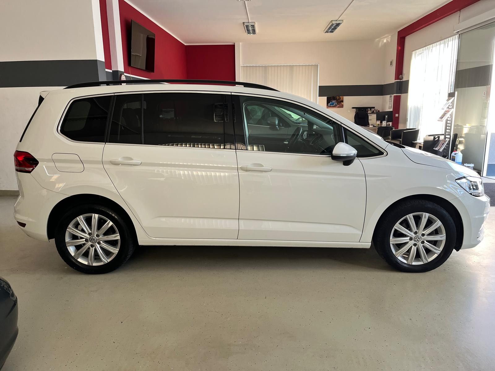 Fahrzeugabbildung Volkswagen Touran Highline PANO/NAVI/LED/4xSHZ/StHz/AHK/APP