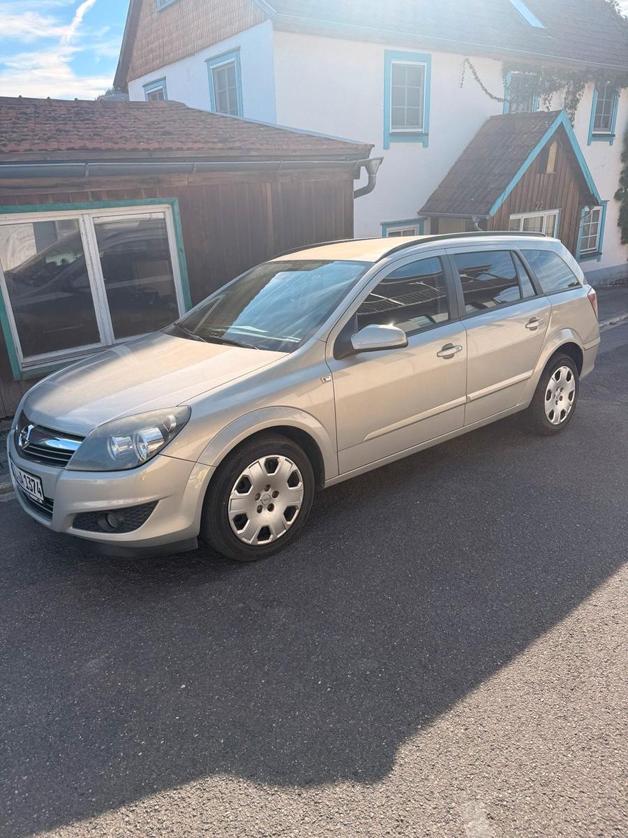 Opel Astra 2009 — вигляд ззаду