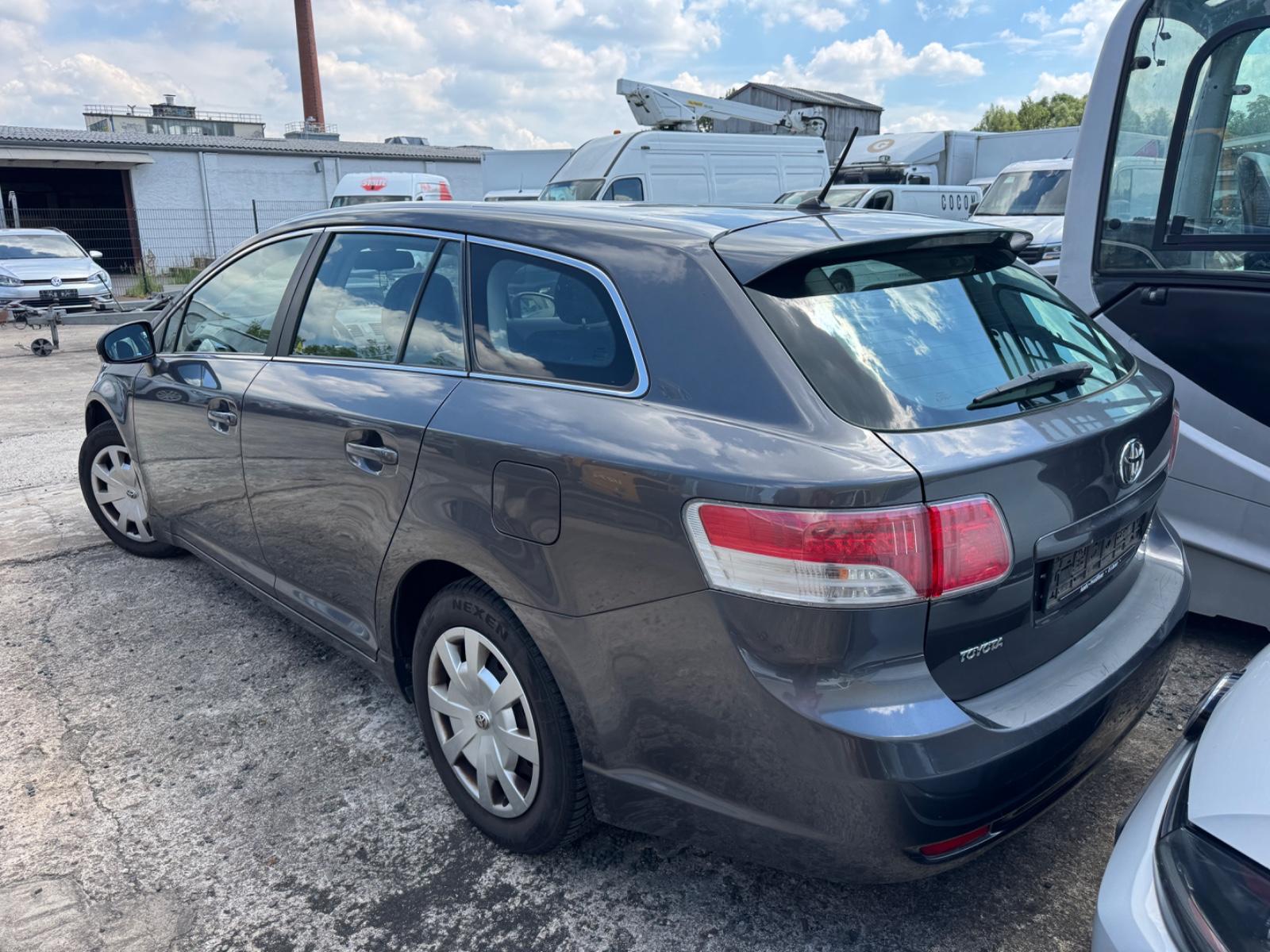 Toyota Avensis 2010 — photo 12
