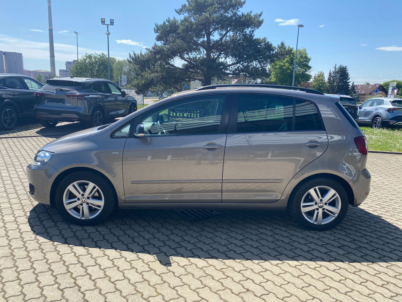 Fahrzeugabbildung Volkswagen Golf Plus 1.6 TDI NAVI+T.LEDER+PDC+AHK-TÜV-NEU