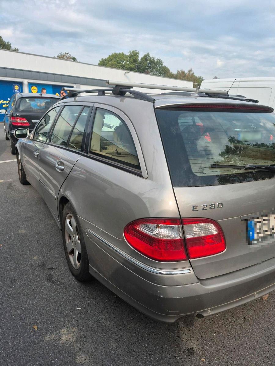 Mercedes-Benz E280 2006 — вигляд ззаду