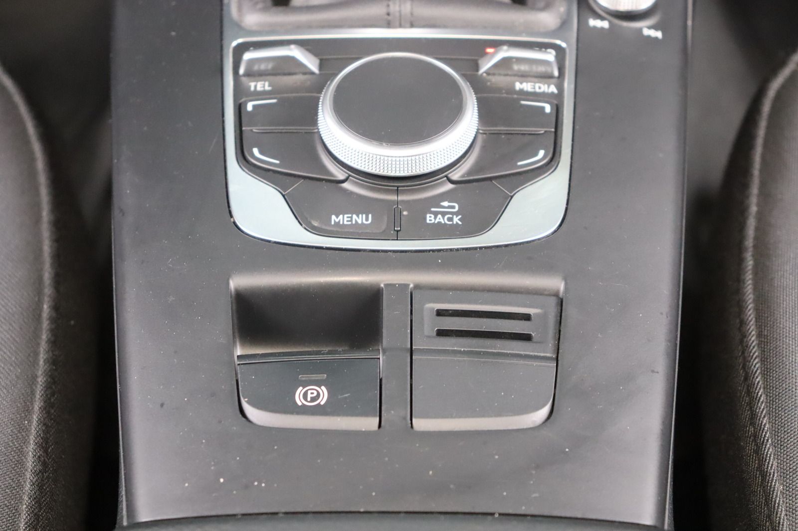 Fahrzeugabbildung Audi A3 1.4 TFSI Ambiente Sportback * Navi * Bi-Xenon