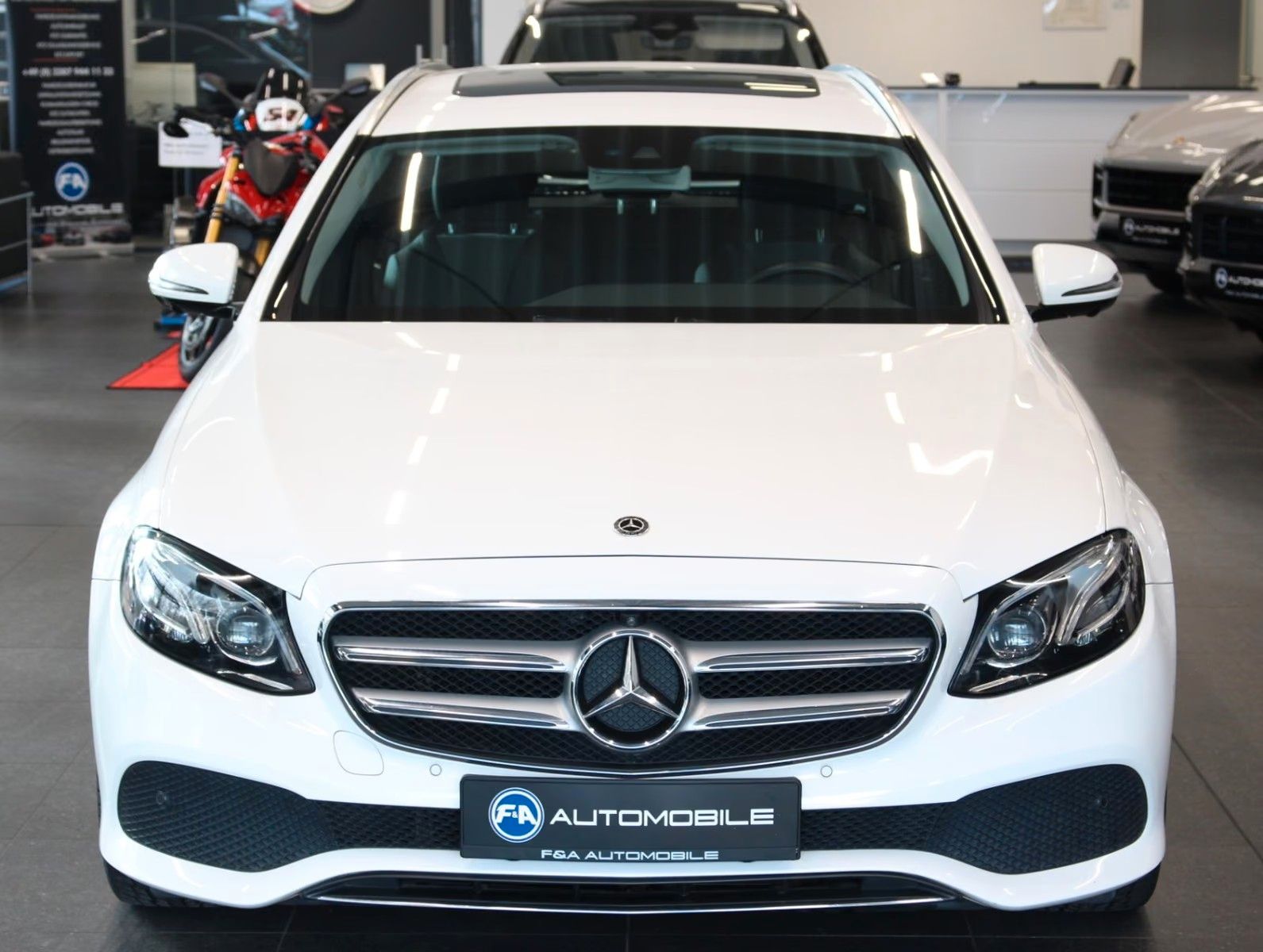 Fahrzeugabbildung Mercedes-Benz E 350 d T Avantgarde 9G 360°+LED+2.Hand
