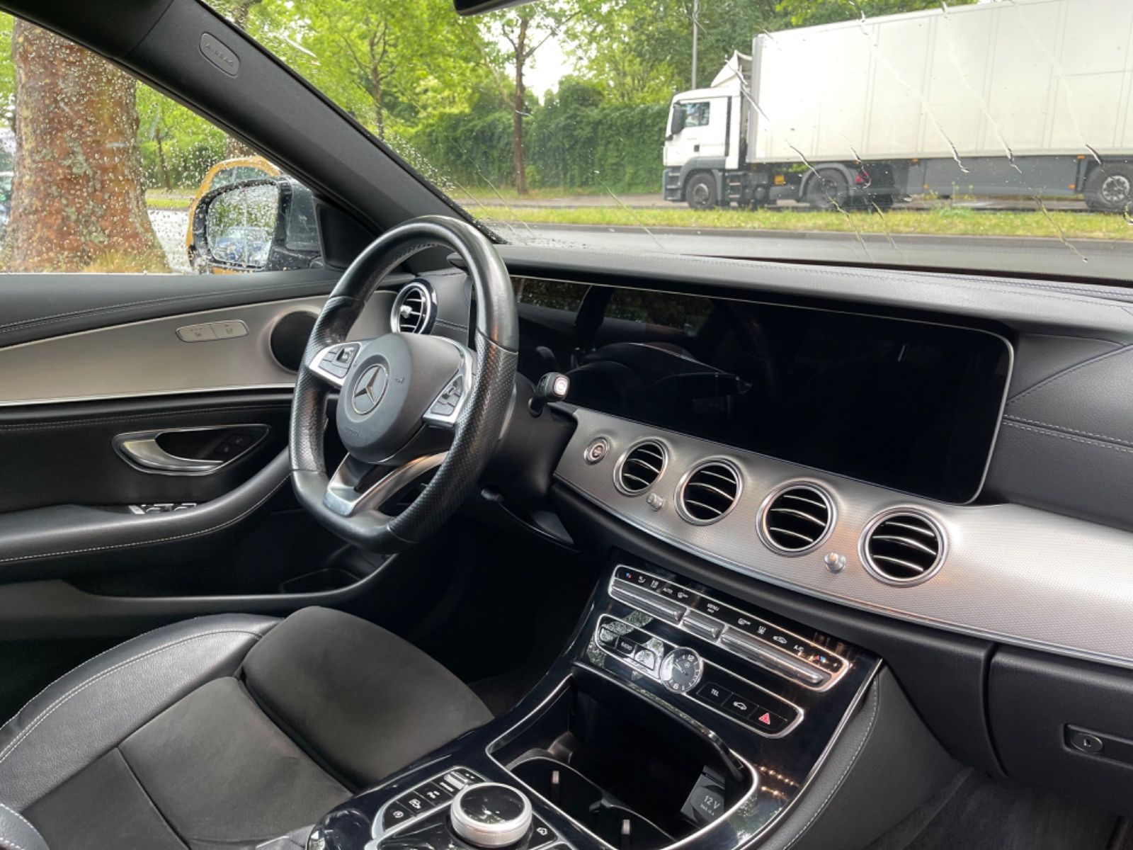 Fahrzeugabbildung Mercedes-Benz E 220d T 4Matic AMG*Standheizung*AmbientLight*