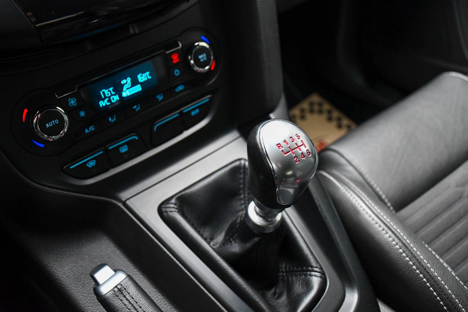 Ford Focus Lim. ST Schalter Recaro Kamera Navi 1.Hand